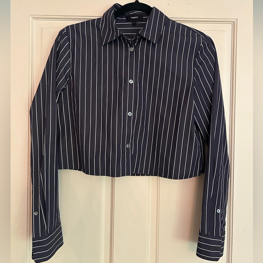 Theory Cropped Button Down Top - Picture 3 of 8